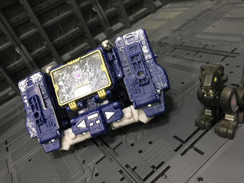 Transformers Siege Wave 2 Voyagers Soundwave And Starscream In Hand Photos 15 (15 of 16)
